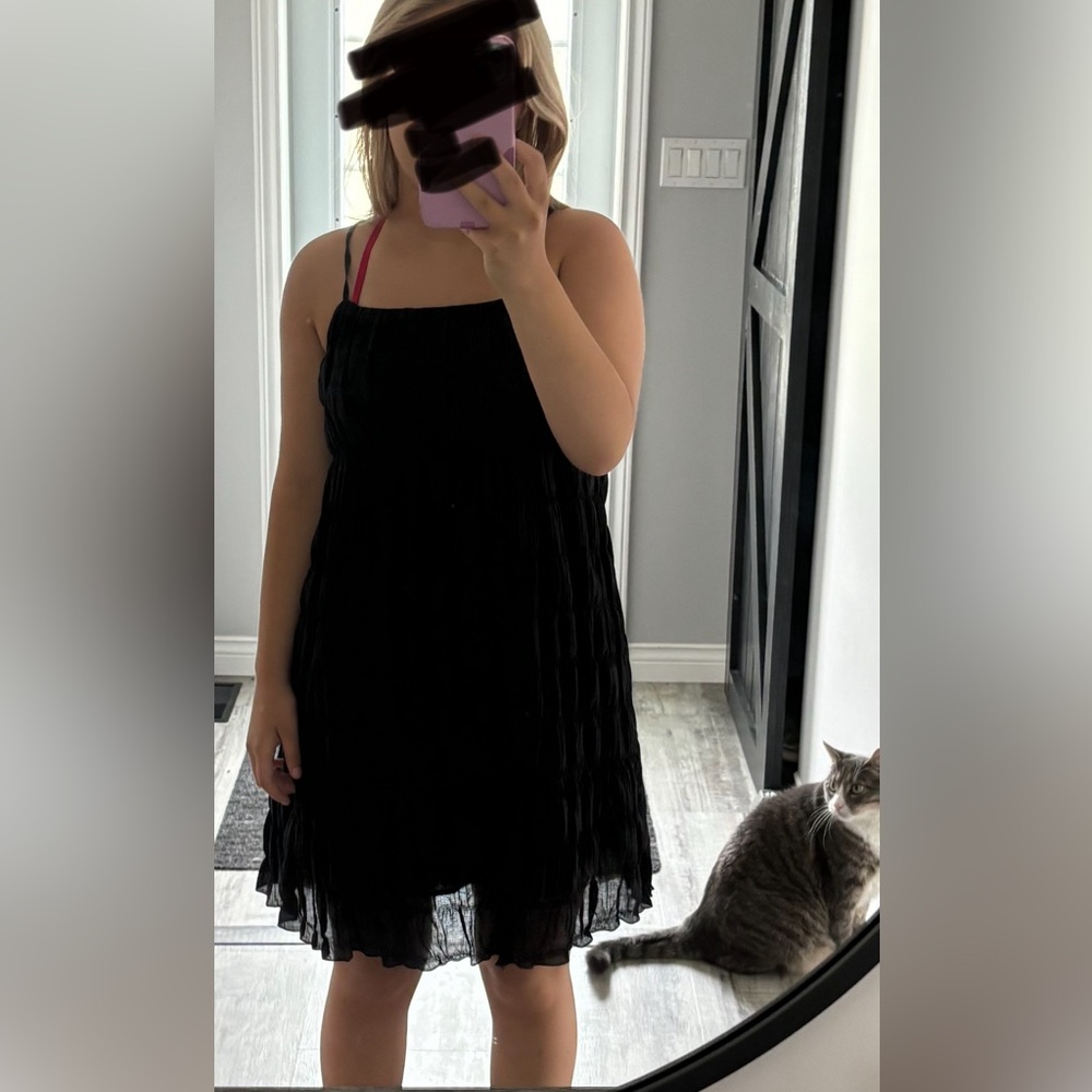 Fun , cute flowy little black dress size small.